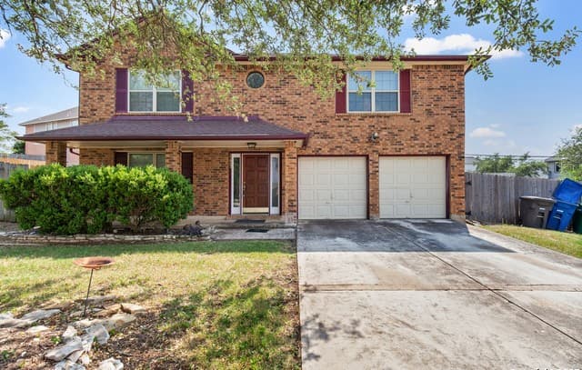 5-bedroom rental at 25002 Silverstone in San Antonio, TX — photo 2