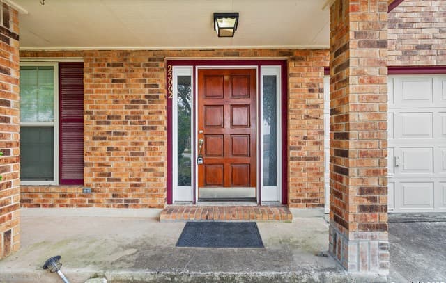 5-bedroom rental at 25002 Silverstone in San Antonio, TX — photo 3