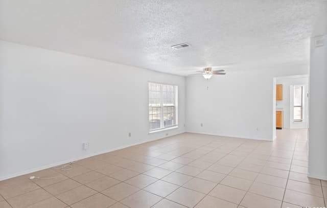 5-bedroom rental at 25002 Silverstone in San Antonio, TX — photo 5