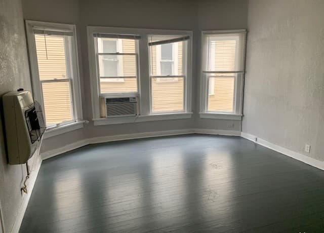 2-bedroom rental at 1140 W Ashby Pl Unit 1 in San Antonio, TX — photo 3