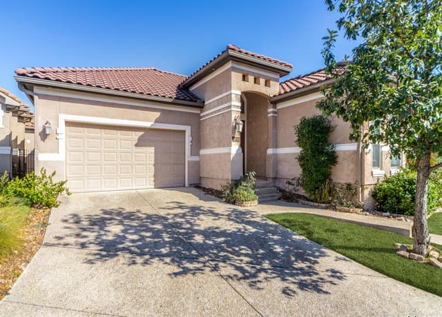 3-bedroom rental at 19538 Brooke Pl in San Antonio, TX — photo 2