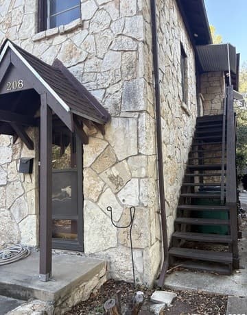 2-bedroom rental at 210 E Lullwood Ave Unit 208 in San Antonio, TX — photo 2