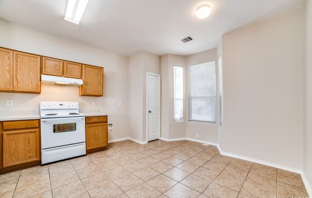 3-bedroom rental at 10208 Lateleaf Oak in San Antonio, TX — photo 4