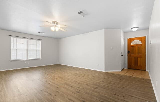 3-bedroom rental at 6315 Miners Hill in San Antonio, TX — photo 3