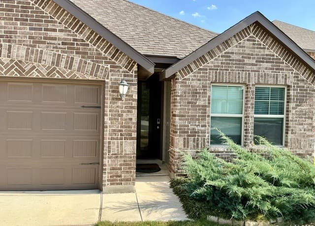3-bedroom rental at 1540 Arcadian Lily in San Antonio, TX — photo 3