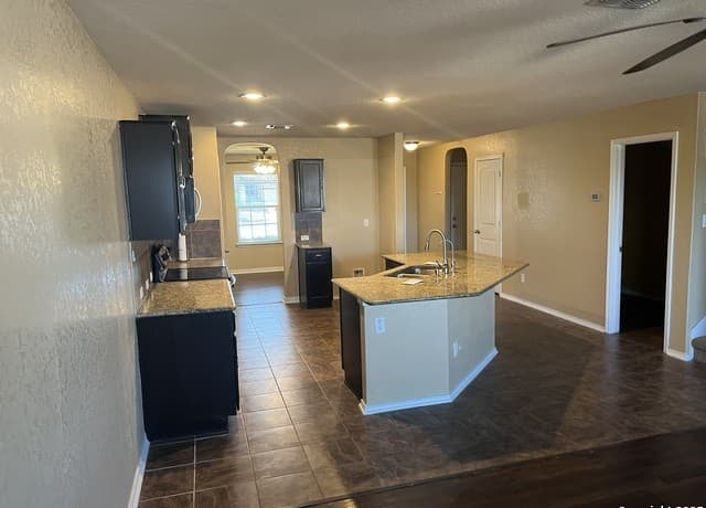 5-bedroom rental at 1446 Scent Of Basil in San Antonio, TX — photo 4