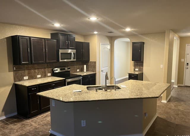 5-bedroom rental at 1446 Scent Of Basil in San Antonio, TX — photo 5