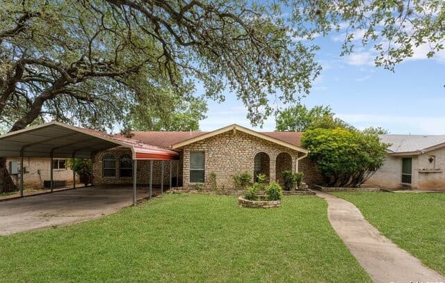 4-bedroom rental at 6323 Forest Bnd in San Antonio, TX — photo 2