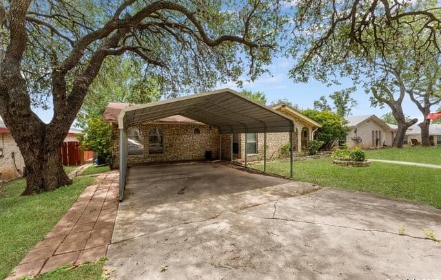 4-bedroom rental at 6323 Forest Bnd in San Antonio, TX — photo 3