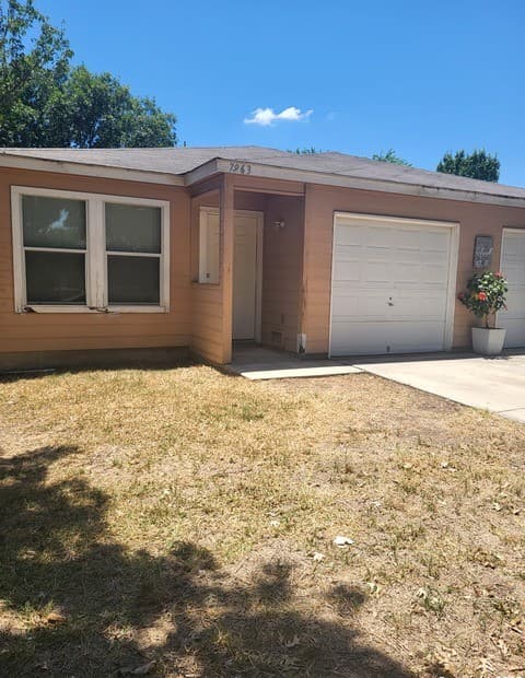 2-bedroom rental at 7963 M G Rd in San Antonio, TX — photo 2
