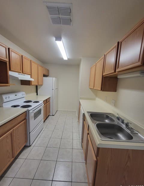 2-bedroom rental at 7963 M G Rd in San Antonio, TX — photo 5
