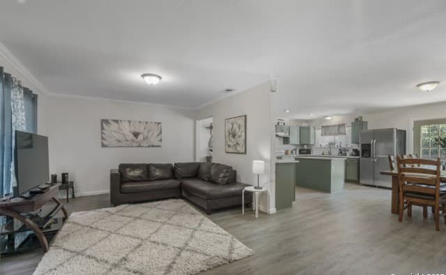 5-bedroom rental at 101 Furlong Dr in Universal City, TX — photo 2