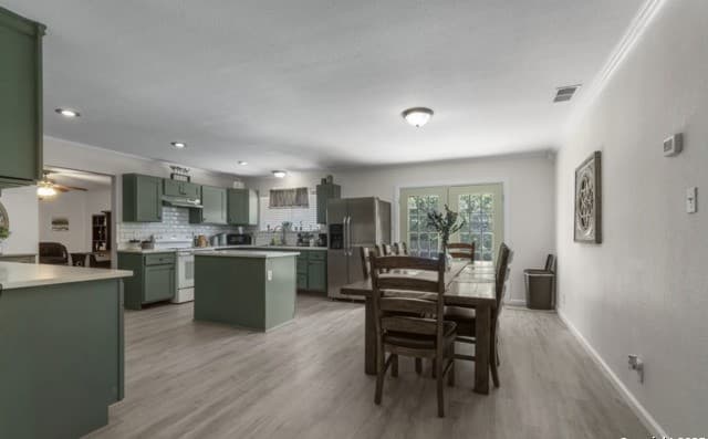 5-bedroom rental at 101 Furlong Dr in Universal City, TX — photo 3
