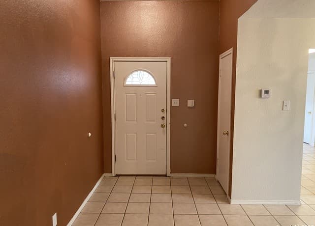 3-bedroom rental at 13106 Forum Road in Universal City, TX — photo 5