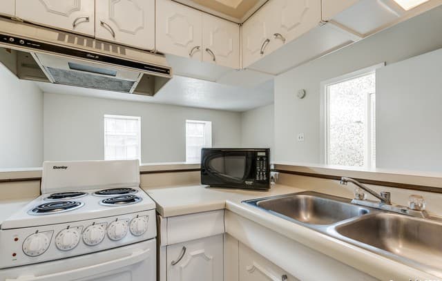 1-bedroom rental at 1045 Shook Ave Unit 148 I in San Antonio, TX — photo 5