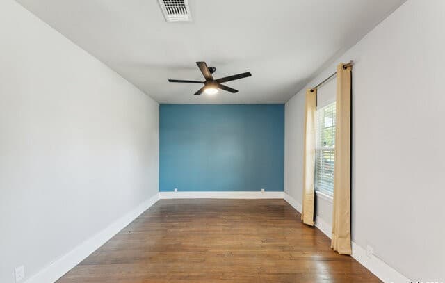 3-bedroom rental at 1031 Schley Ave in San Antonio, TX — photo 5