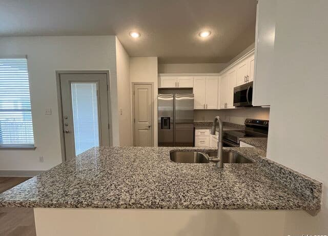 3-bedroom rental at 7537 Briarwood Pass Unit 102 in San Antonio, TX — photo 5