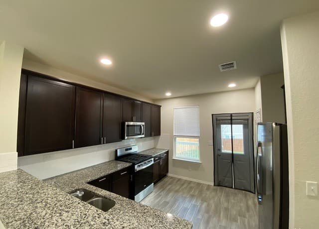 3-bedroom rental at 11834 Burnett Ranch in San Antonio, TX — photo 4