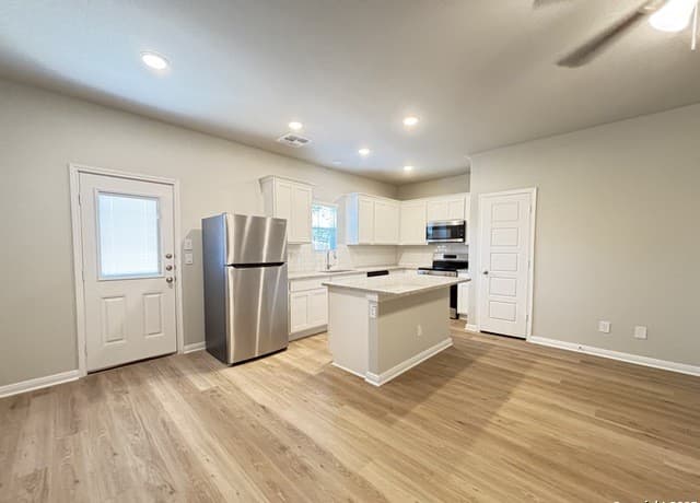 3-bedroom rental at 13346 Stadium CV Unit 101 in San Antonio, TX — photo 2