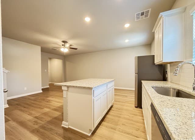 3-bedroom rental at 13346 Stadium CV Unit 101 in San Antonio, TX — photo 4
