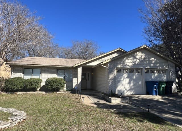 3-bedroom rental at 14434 Bluewood in San Antonio, TX — photo 2