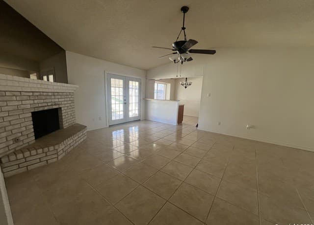3-bedroom rental at 14434 Bluewood in San Antonio, TX — photo 3