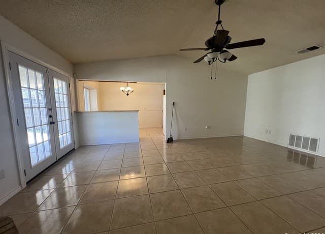 3-bedroom rental at 14434 Bluewood in San Antonio, TX — photo 4