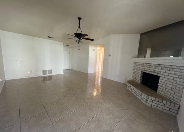 3-bedroom rental at 14434 Bluewood in San Antonio, TX — photo 5