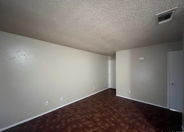 1-bedroom rental at 300 Moursund Blvd. Unit 4 in San Antonio, TX — photo 2