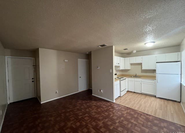 1-bedroom rental at 300 Moursund Blvd. Unit 4 in San Antonio, TX — photo 3
