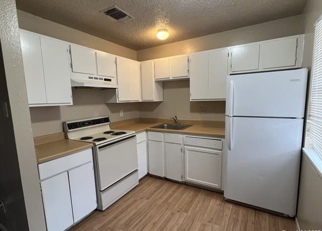 1-bedroom rental at 300 Moursund Blvd. Unit 4 in San Antonio, TX — photo 5