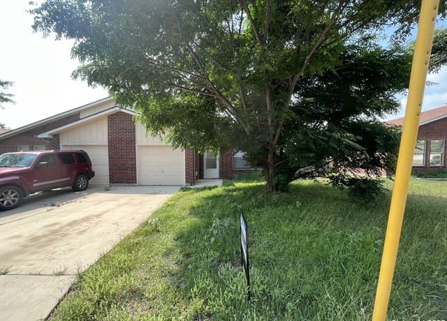 3-bedroom rental at 5619 Lakebend West Unit B in San Antonio TX