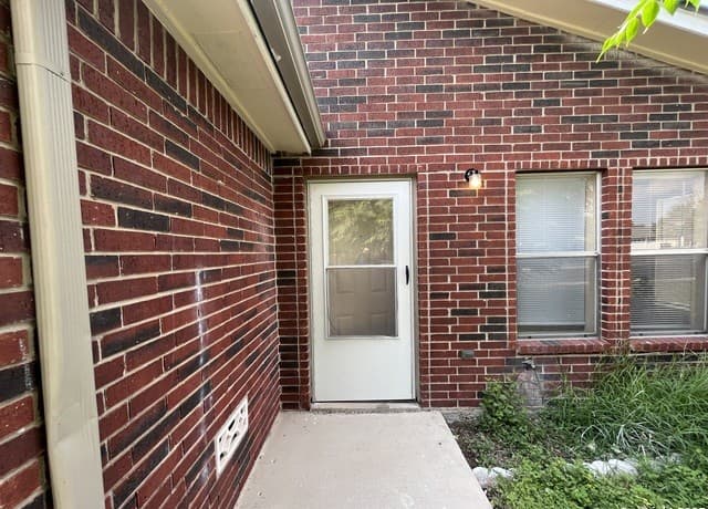 3-bedroom rental at 5619 Lakebend West Unit B in San Antonio, TX — photo 2
