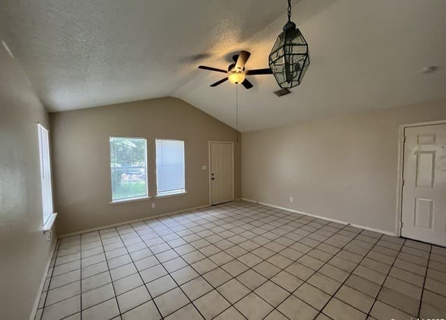 3-bedroom rental at 5619 Lakebend West Unit B in San Antonio, TX — photo 3