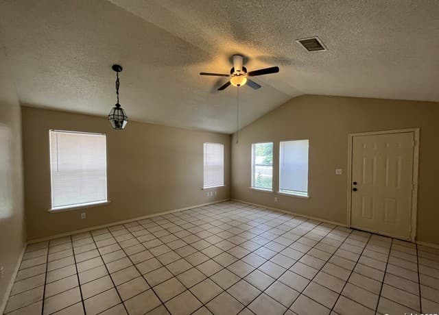 3-bedroom rental at 5619 Lakebend West Unit B in San Antonio, TX — photo 4