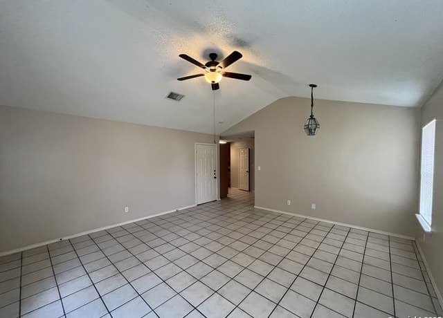 3-bedroom rental at 5619 Lakebend West Unit B in San Antonio, TX — photo 5