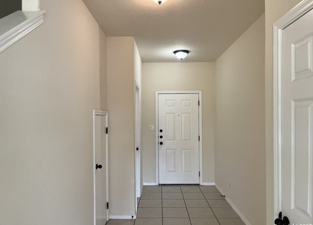 3-bedroom rental at 8711 Azul Sky Court in Converse, TX — photo 2