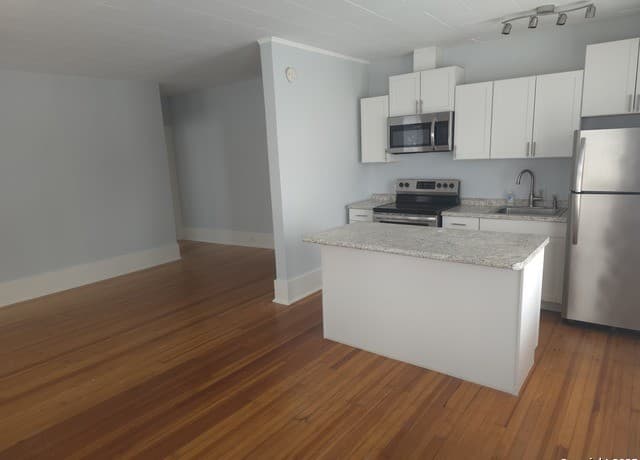 2-bedroom rental at 1120 W Woodlawn Ave Unit 6 in San Antonio, TX — photo 5
