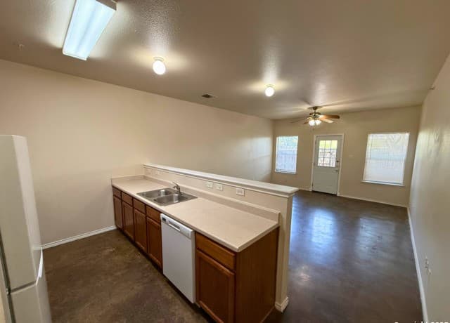 3-bedroom rental at 10822 Mathom Landing Unit 3 in Universal City, TX — photo 2
