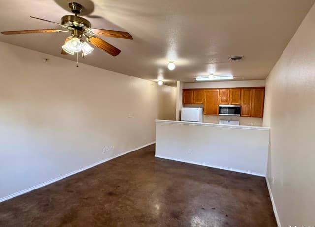 3-bedroom rental at 10822 Mathom Landing Unit 3 in Universal City, TX — photo 4