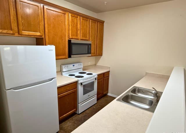 3-bedroom rental at 10822 Mathom Landing Unit 3 in Universal City, TX — photo 5