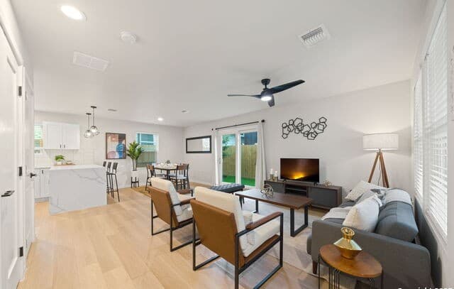 3-bedroom rental at 1104 S Gevers St in San Antonio, TX — photo 3
