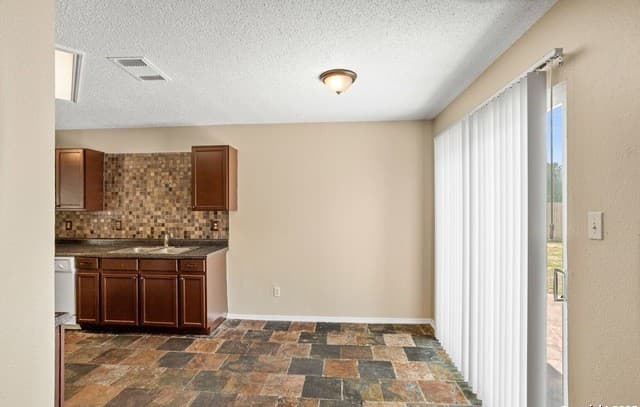 4-bedroom rental at 7807 Clipper Pass in San Antonio, TX — photo 5