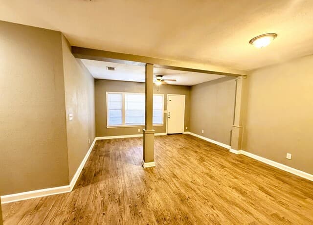 3-bedroom rental at 400 Pfeil St in San Antonio, TX — photo 2