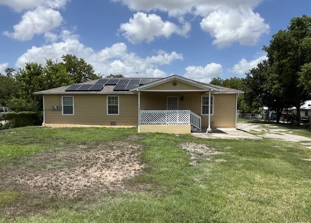 3-bedroom rental at 1243 Gillette Blvd in San Antonio, TX — photo 2