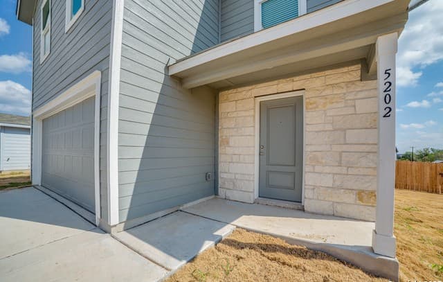 4-bedroom rental at 5202 Morgan Crest in San Antonio, TX — photo 3