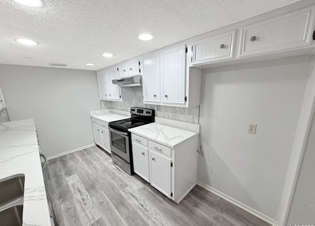 3-bedroom rental at 16918 Summer Creek Dr in San Antonio, TX — photo 2