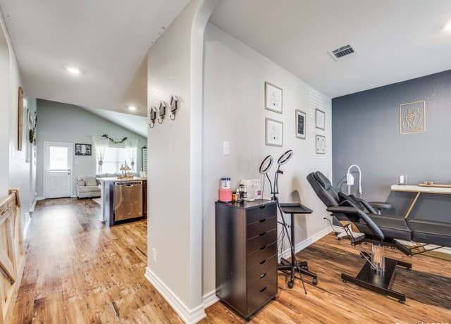 4-bedroom rental at 6727 Hoffman Plain in San Antonio, TX — photo 2