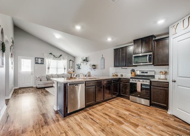 4-bedroom rental at 6727 Hoffman Plain in San Antonio, TX — photo 4