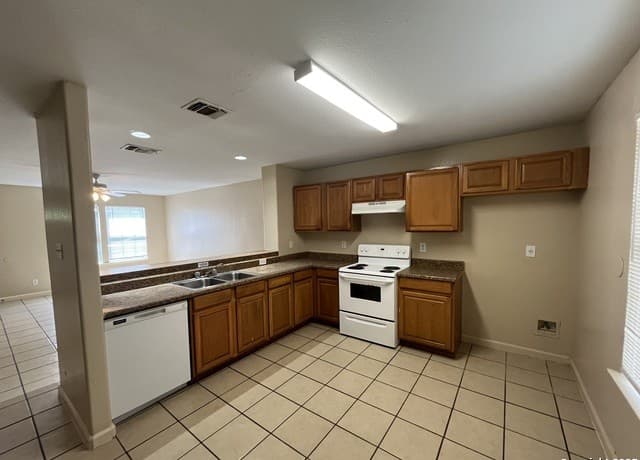 4-bedroom rental at 5202 Fountain Lake in San Antonio, TX — photo 5